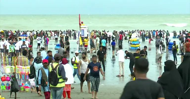 কক্সবাজারে পর্যটকদের ভিড়